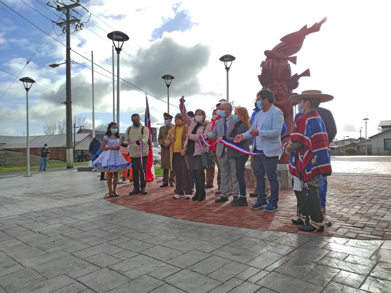 INAUGURAN PLAZA JARDIN DEL LAGO EN PUYEHUE