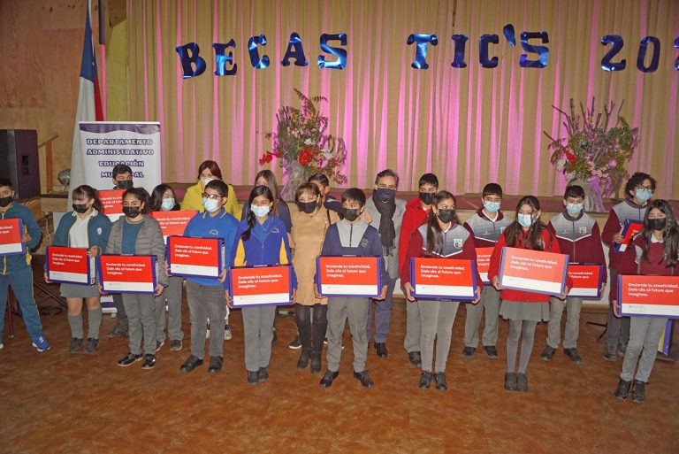 Estudiantes de séptimo básico de Puyehue recibieron computadores del programa junaeb