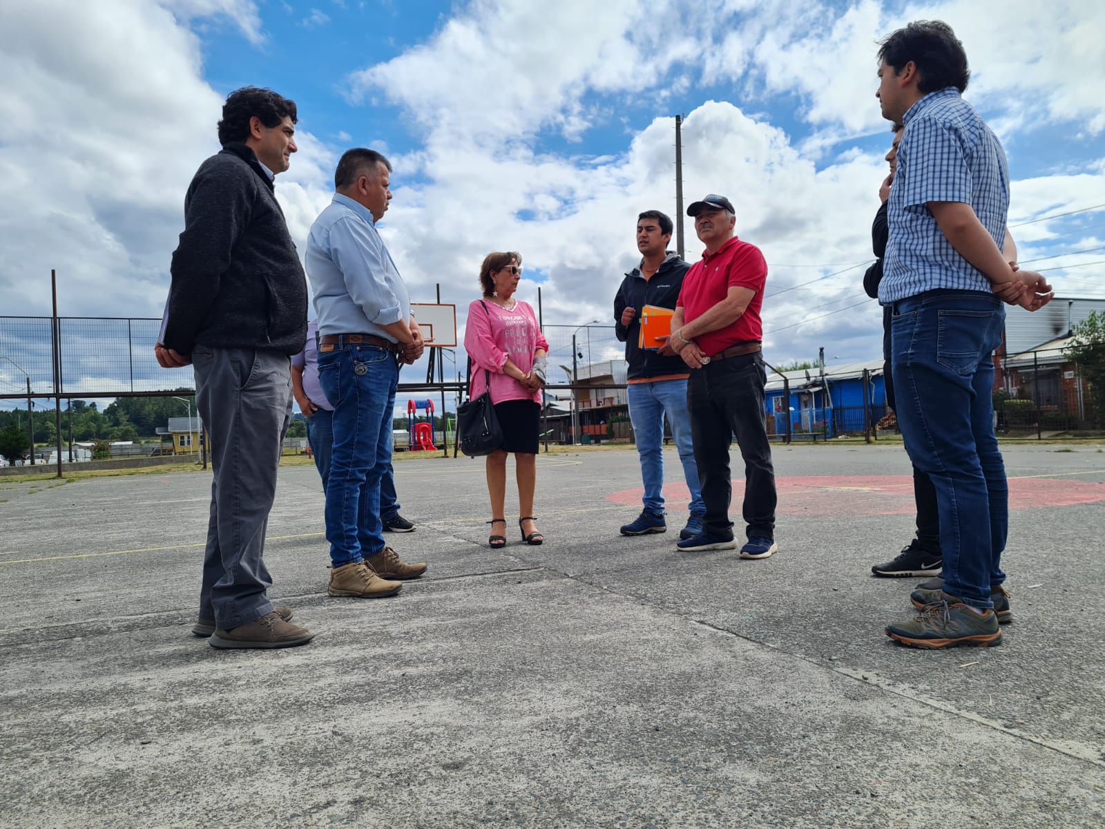 Alcaldesa de Puyehue firma entrega de terreno para iniciar dos obras: Mejoramiento Multicancha e instalación de luminarias