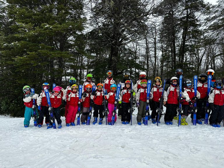 Cerca de 40 niños de Puyehue aprenden a esquiar gracias a programa escolar de la Municipalidad único en el mundo