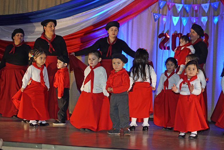 Ochenta niños de jardines infantiles Junji de Puyehue participan en exitosa Gala Folclórica